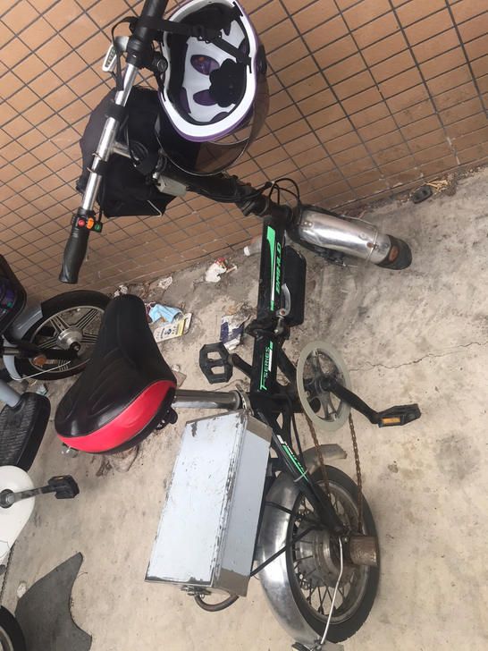 电动车折叠式电动自行车,八成新。送充电器跟...