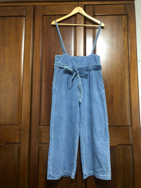 背带牛仔裤，腰围76cm ，臀围98cm。...