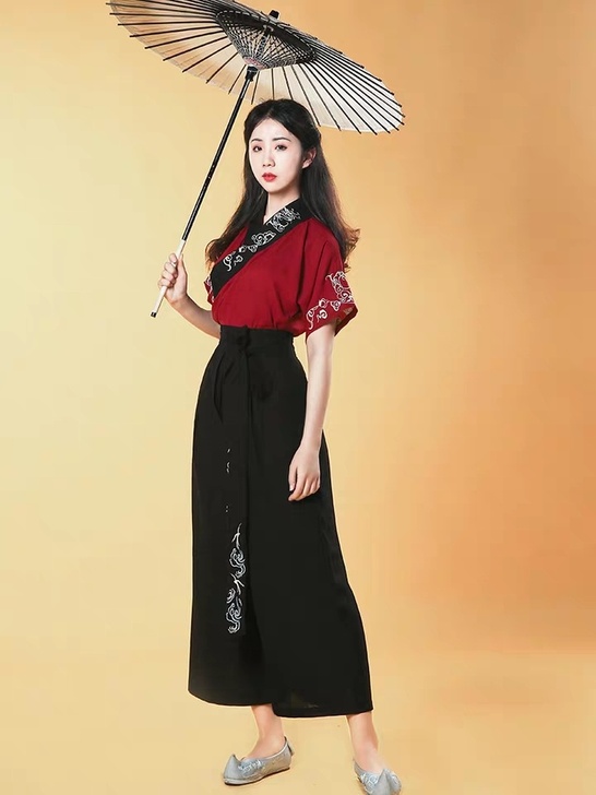 白菜价出汉服,家里存了太多,在箱子里放的有...