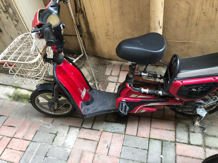 雅迪牌48伏电动车，九成新，充满电能跑30...