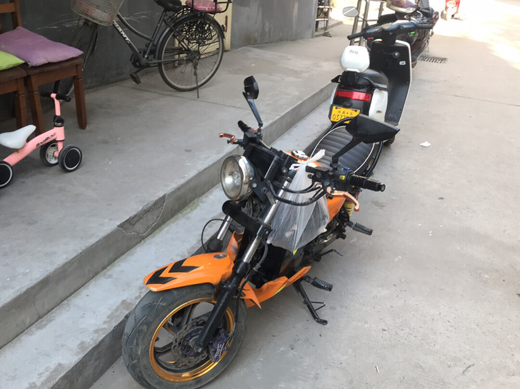 样子帅气的电动车，72v35速度70起速非...