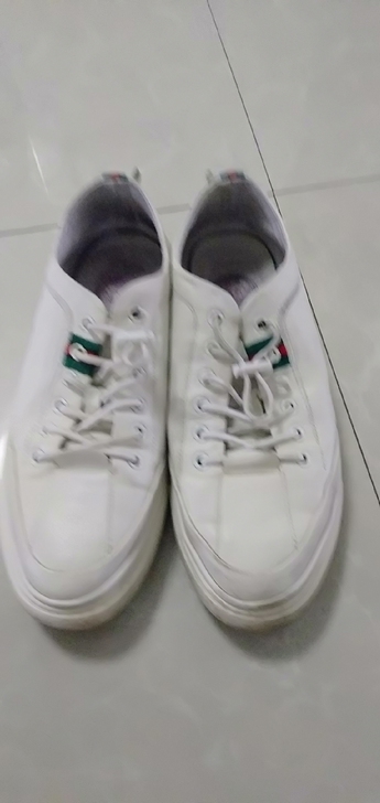 两双休闲鞋全是真皮的40码。原相机拍的无过...