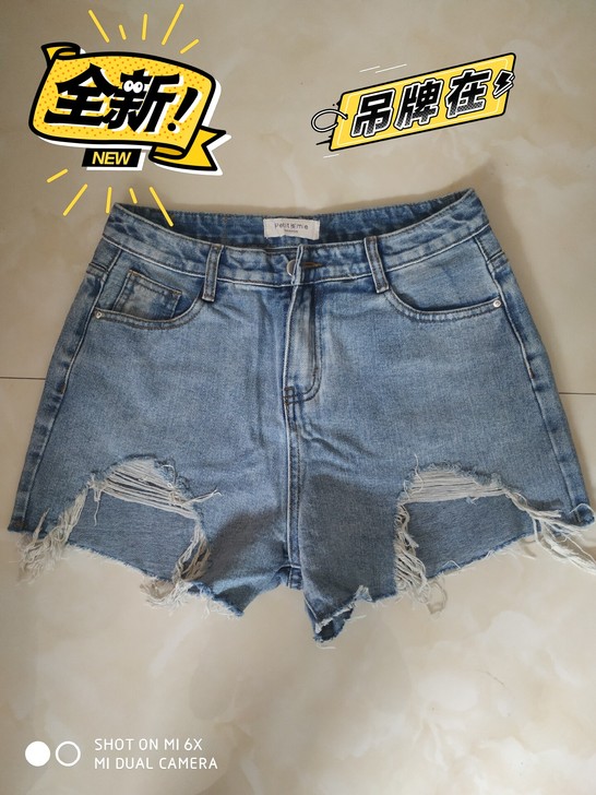 全新牛仔短裤，腰围二尺二左右，质量很好，看...