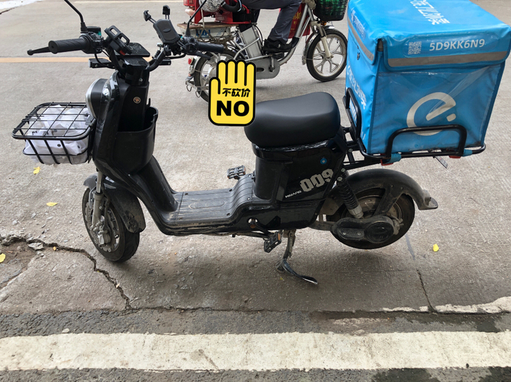 买了两个月   不跑了  箱子这些全部送不...