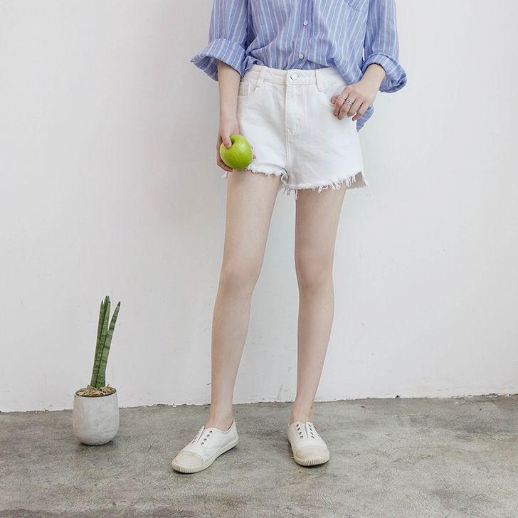 白色牛仔短裤，简约基础款白色小高腰前短后长...