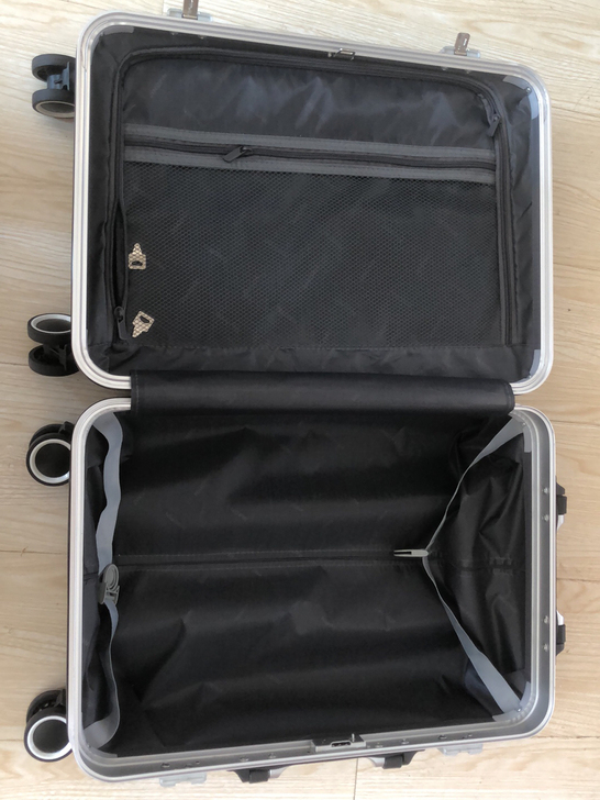 全新的拉杆箱，24寸的，没有使用，塑料的外...