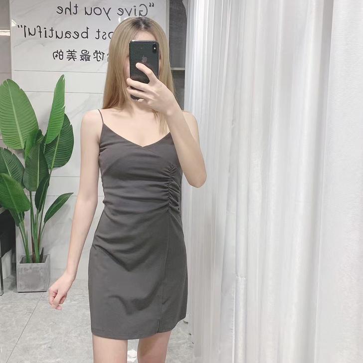 服装店不开了 吊带裙特价处理