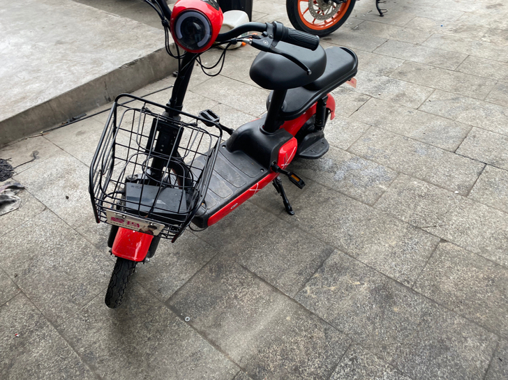 刚到得爱吗电动车一台，成色如图车子几个月，...