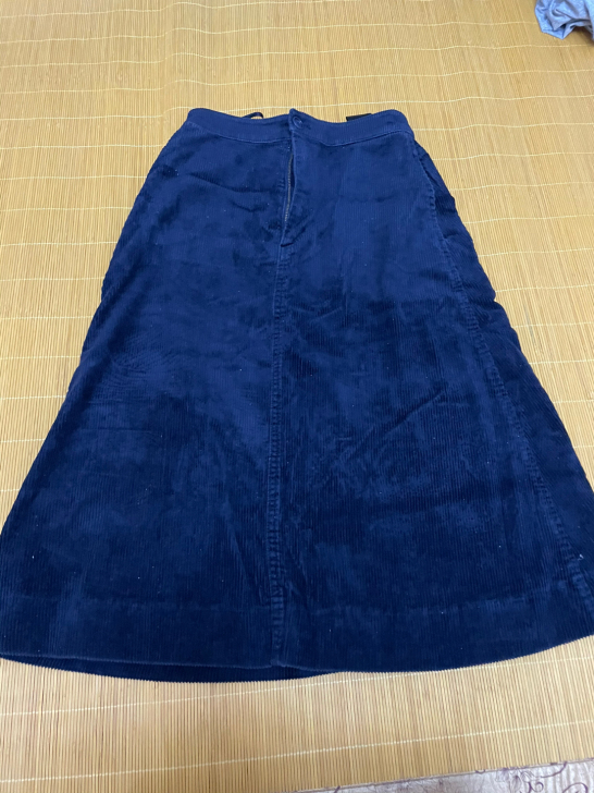 优衣库半身裙，灯芯绒的。洗衣服是有卫生纸，...
