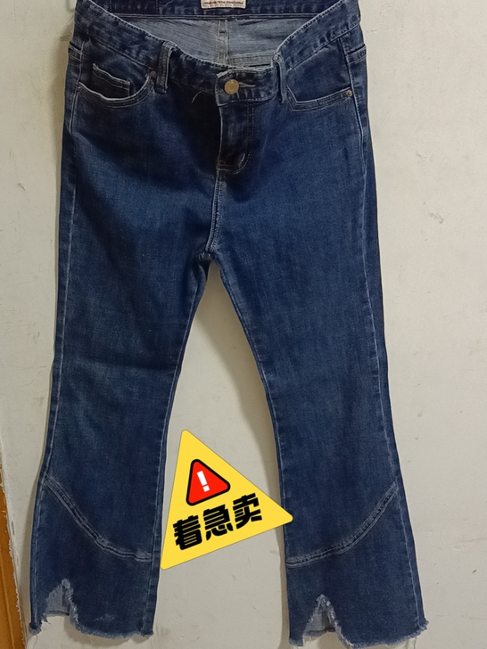 牛仔裤女，蓝色，裤脚是下面开叉L码，建议1...