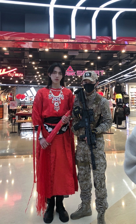 【出可排 】花城cos 两套衣服l码带伞无...