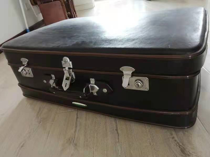 八十年代大皮箱，老物件了，两件一起100元...
