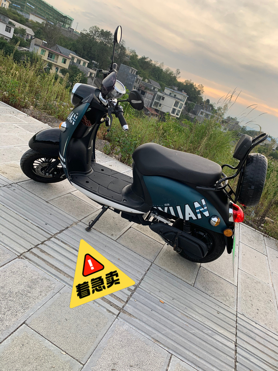 因出外地，特此出手绿源电动车一台，八成新7...