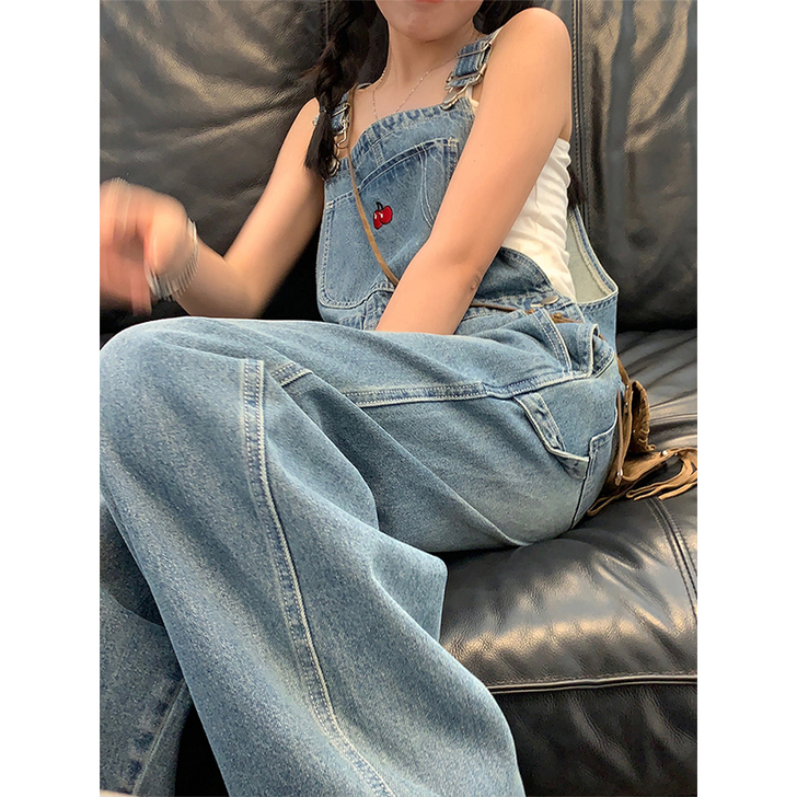 背带牛仔裤，面料舒适，只是摘了吊牌清洗了一...