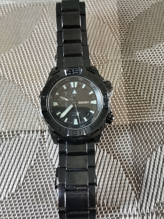 精工潜水表。国外旅游时专柜买的。戴了两年多...