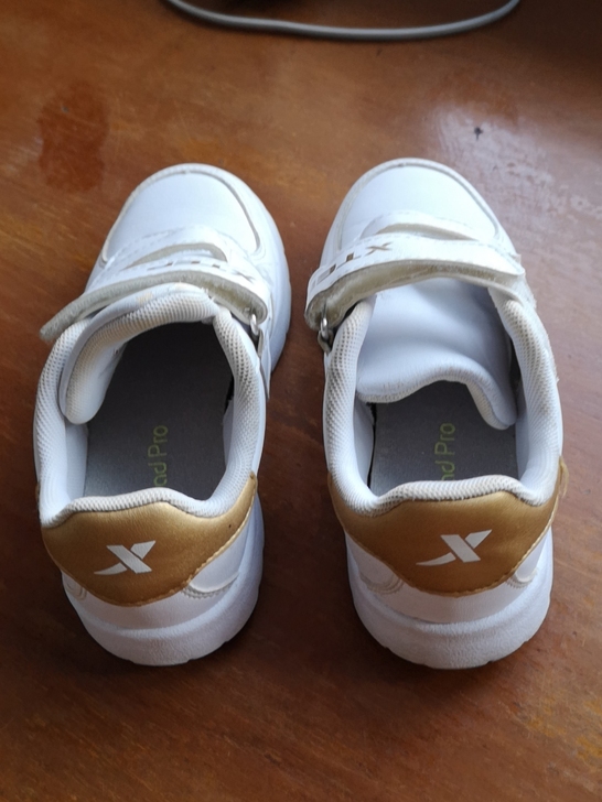 27码 特步 新旧如图 40元包邮