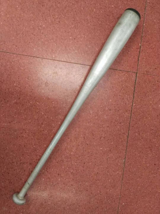 满铁铜标铸铝棒球杆一个。