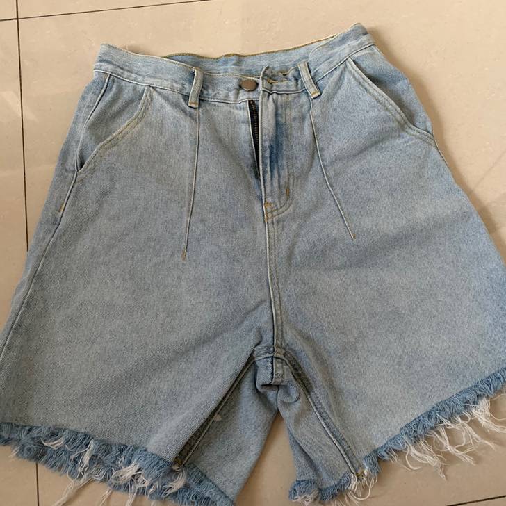 闲置:高腰牛仔短裤。M码。主页两条包邮