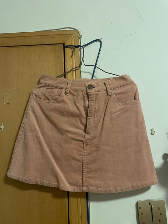 朋友送的，不是我风格，我平常都穿裤子，根本...