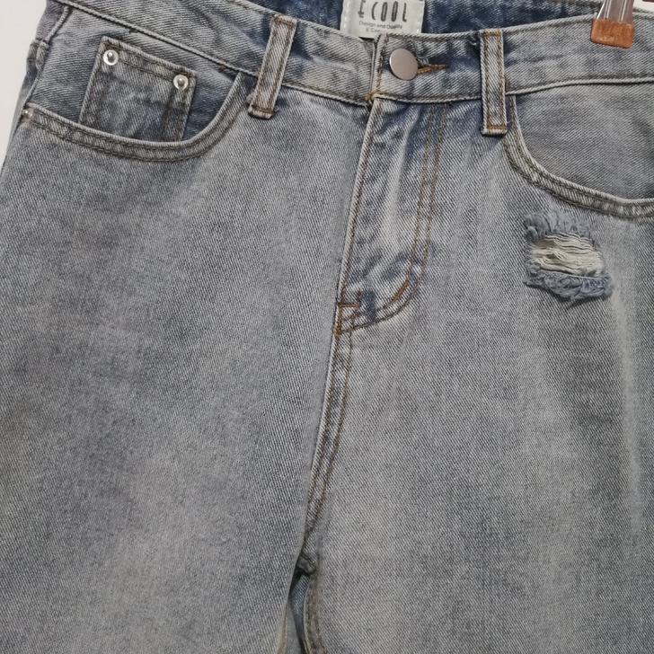 灰蓝色破洞牛仔裤