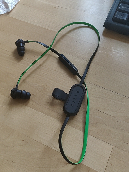 雷蛇战锤狂鲨蓝牙耳机，非降噪，八成新，购于...