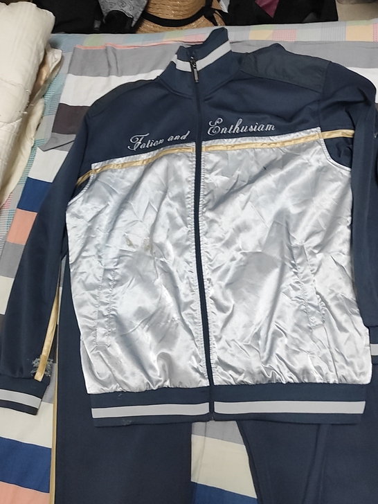 男运动服套装工作服，尺码185，衣服偏宽松...