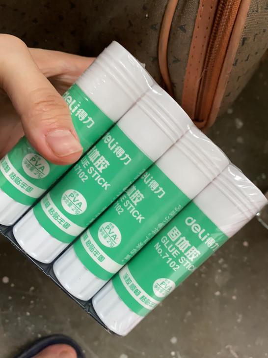 得力中管固体胶12根。两管打开、其余全新。...