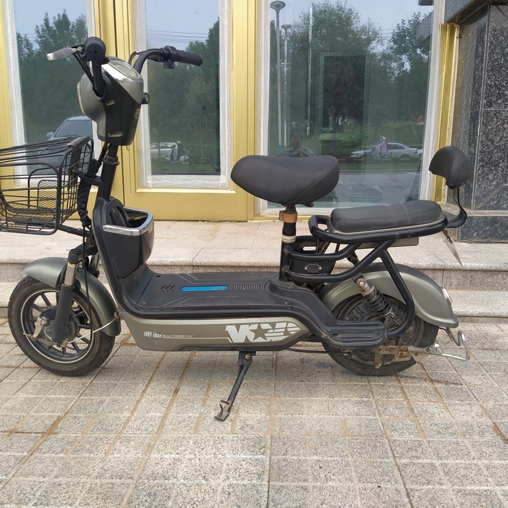 雅迪电动车七八成新电池50里带新充电器闲置...