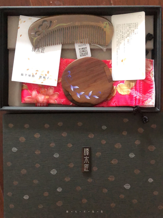 全新 出一套全新的谭木匠梳子＋镜子套装。均...