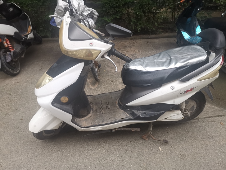 爱玛迅鹰款电动车60V20A电池，两把钥匙...