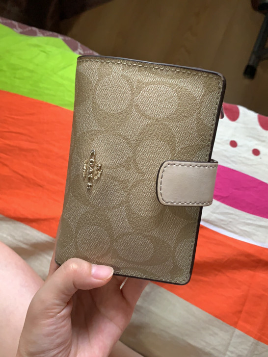 专柜正品，蔻驰钱包。正品很有质感，不要跟仿...