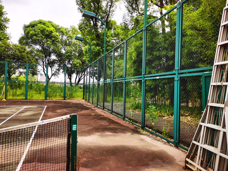 网球场拦网全套，篮球架二个，因场地改建，处理