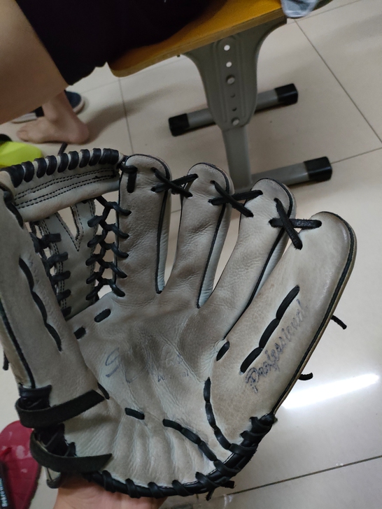 LE专柜11.75棒球手套,戴上非常舒适。...