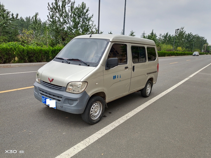 2015年1月份新款五菱之光8座面包车，年...