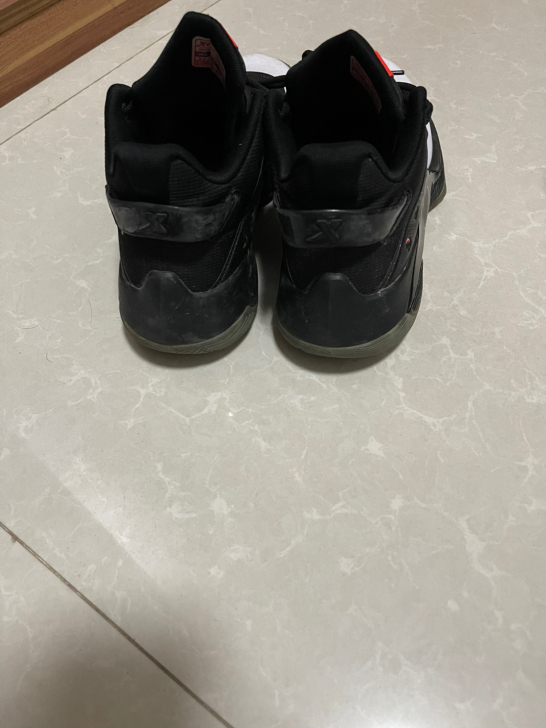 特步篮球鞋