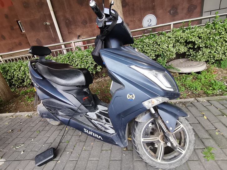 9成新，新日电动车，72v，车在长阳地铁站...