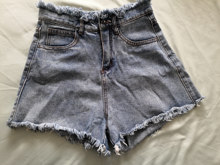 浅蓝色牛仔短裤 码数27