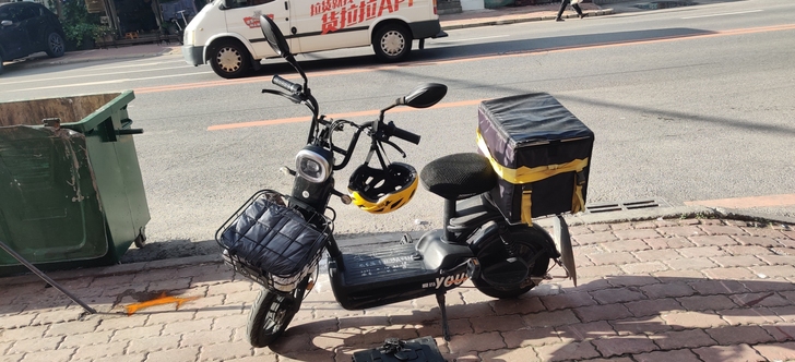 带一块锂电池48v30a出售爱玛电动车11...