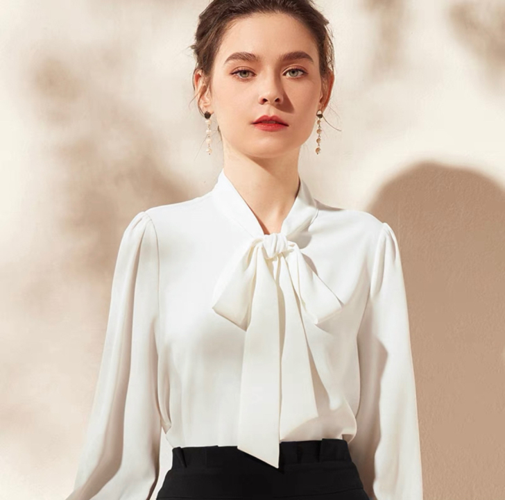 白色蝴蝶结雪纺衬衫，s码。一次没穿过，买小...