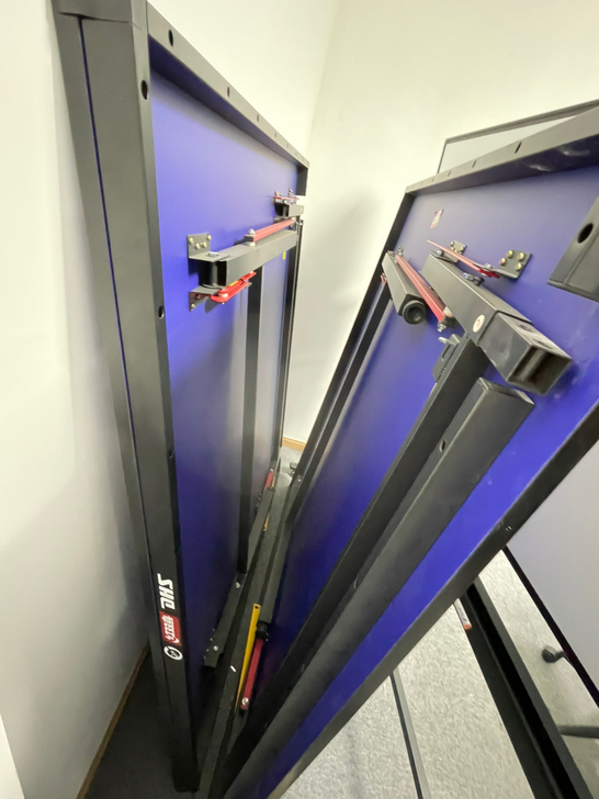 闲置红双喜乒乓球桌送球拍，可折叠带轮