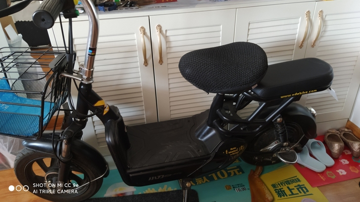 小刀电动车，买两年多，很新无磕无碰，平时接...