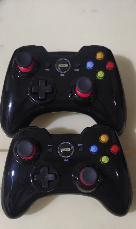 REMAX蓝牙手柄一对,成色如图很新,功能...