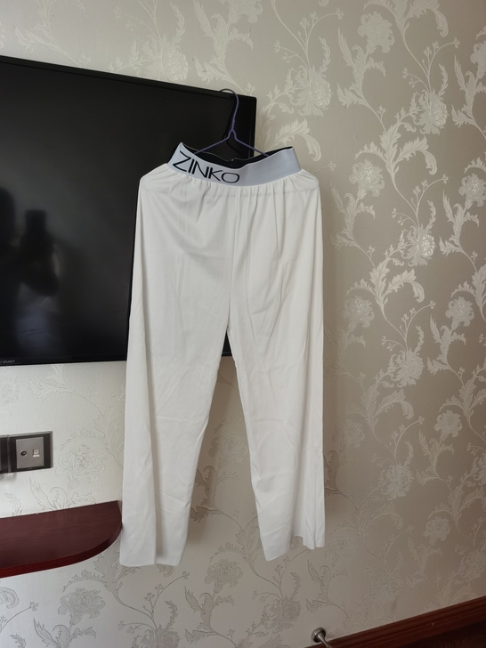 白色丝滑阔腿裤