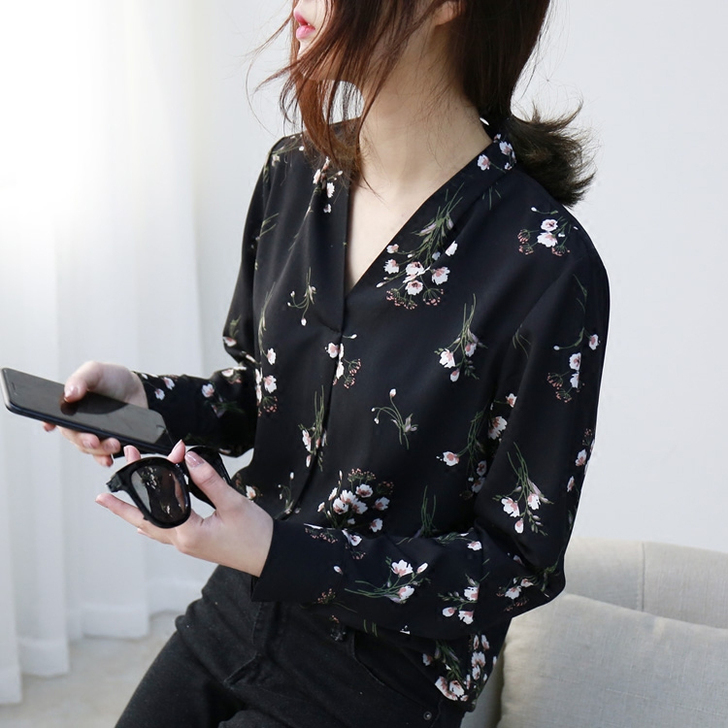 韩版V领雪纺碎花衬衫女，黑色，M码，几乎全...
