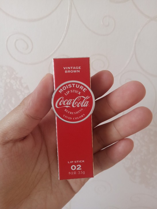 菲诗小铺可口可乐联名口红复古红棕色