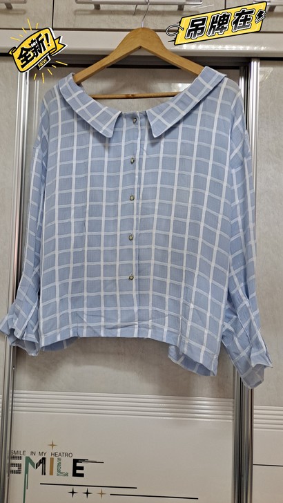 蓝色条纹格子衬衫 ，胸围很大，领口也比较大...