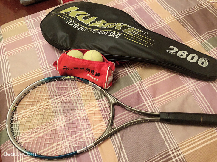 网球拍，九成新，价格可议，送5颗网球，可等...