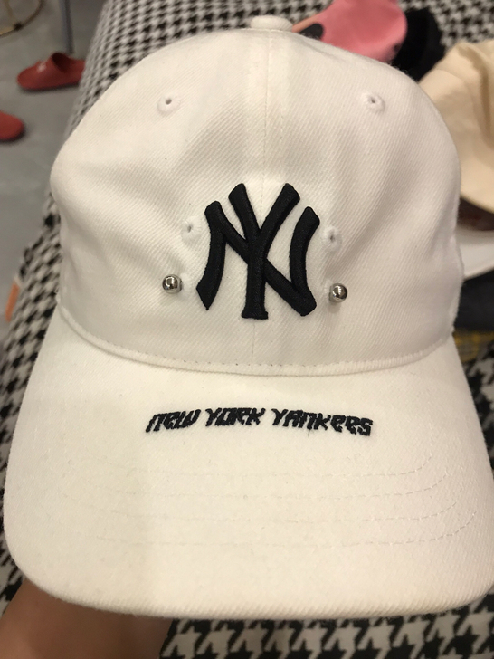 MLB正品帽子戴过几次，稍微有点小脏不明显