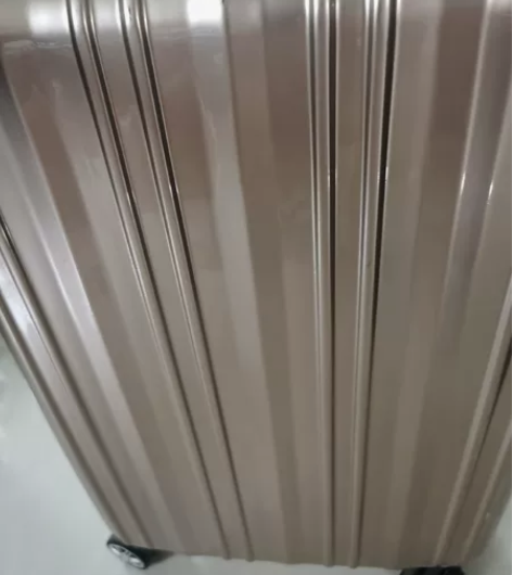 金色24寸拉杆箱,成色如图。 感兴趣的话点...