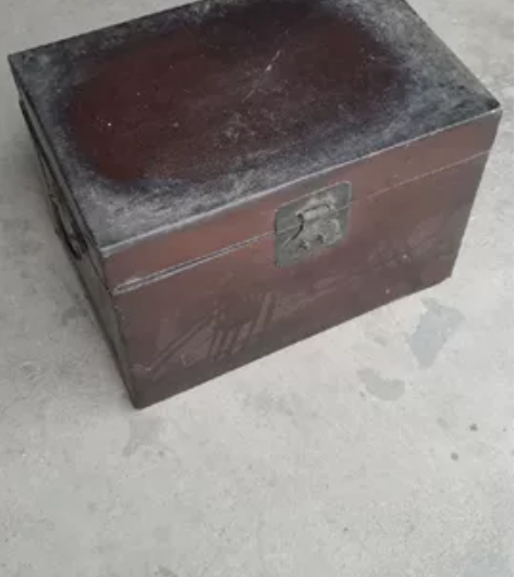 民国老皮箱,其它地方完好,就底部皮开裂 感...